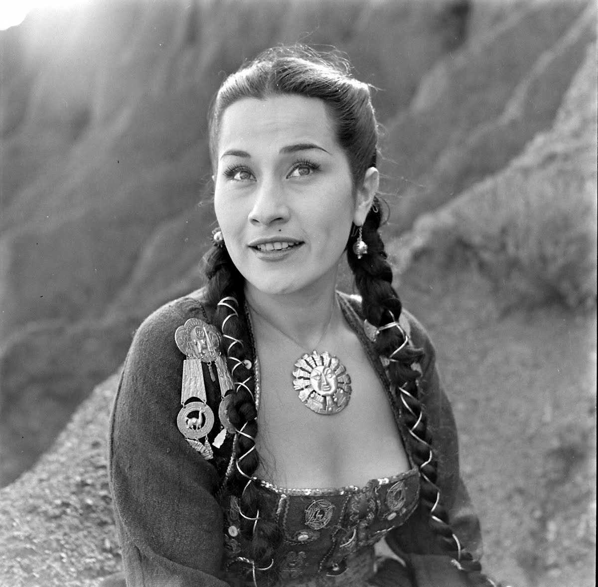 Yma sumac. Има Сумак. Перуанская певица има Сумак. Инна Сумак певица. И́ма су́мак.