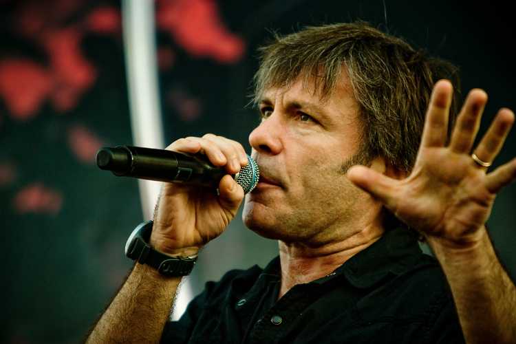 26 сентября 1981 года в состав коллектива влился человек, чей голос стал визитной карточкой Iron Maiden - Брюс Диккинсон Интересные факты об этом