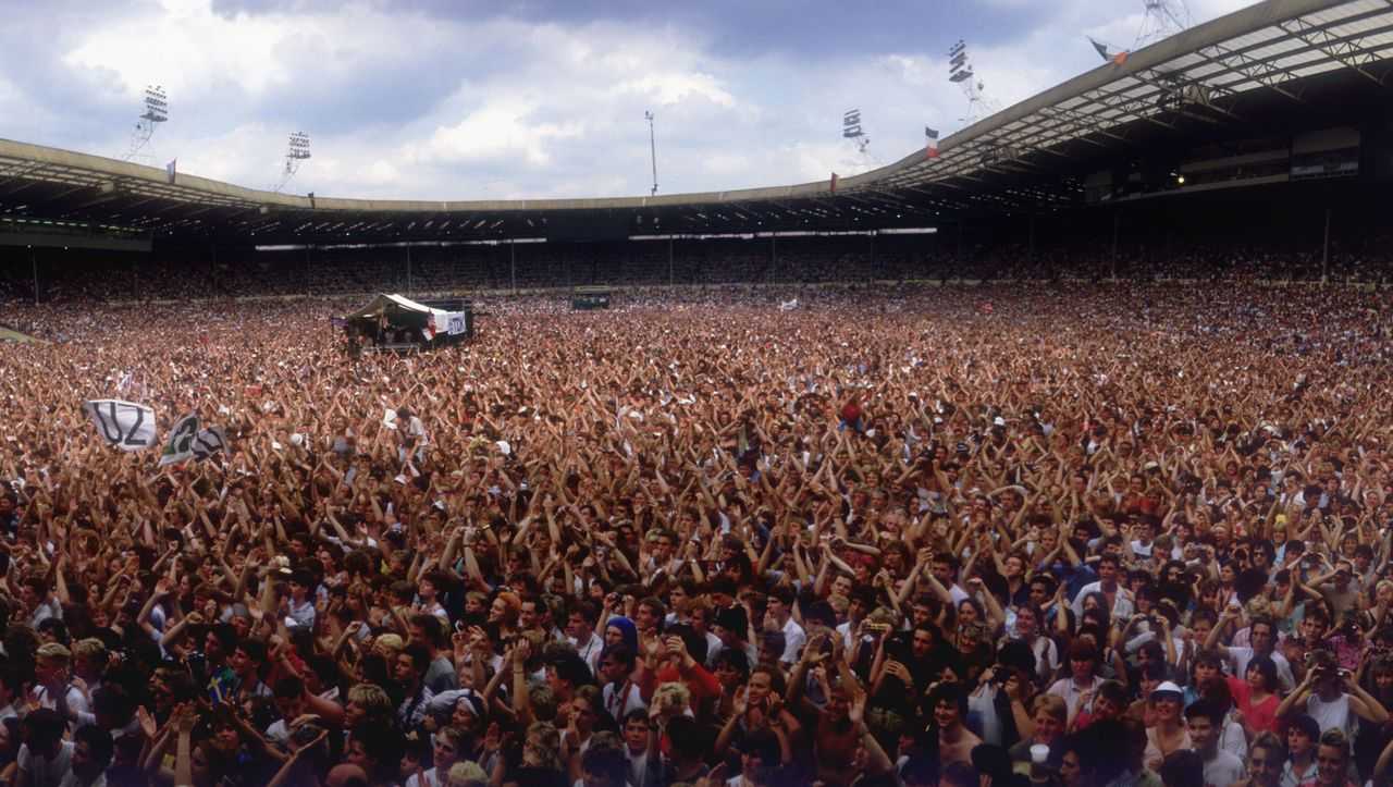 Сколько зрителей на стадионе. Стадион Уэмбли 1986. Квин Уэмбли 1985. Live Aid стадион Уэмбли. Queen концерт на стадионе Уэмбли.